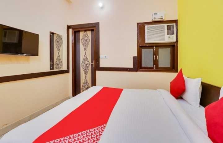 Hotel O Jas Inn Near Star Mall Гургаон Екстериор снимка